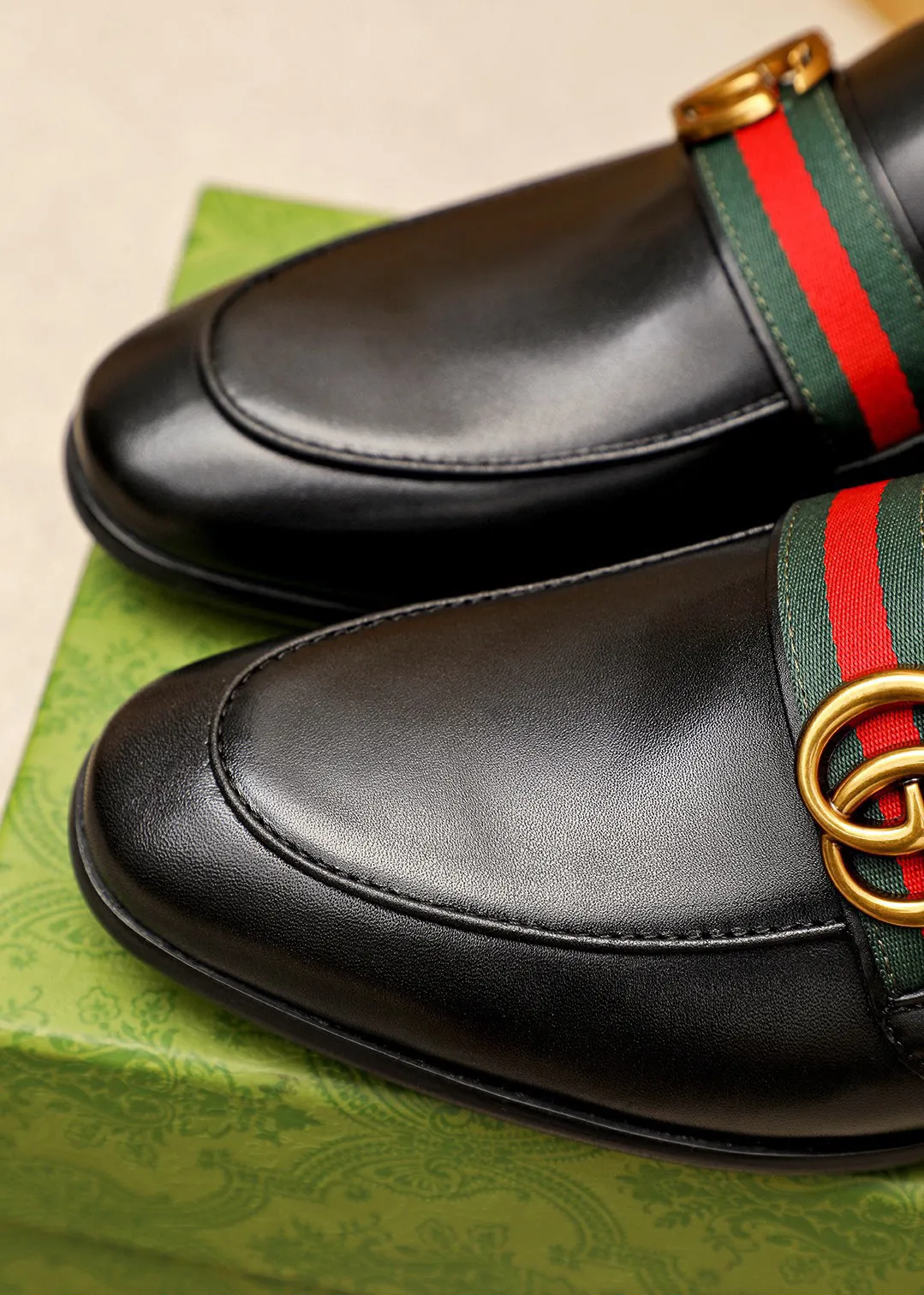 Men's shoes 💰400 💐 Product trademark: GUCCI "Gucci" casual leather shoes Regular size: 38-44 (45🉑️customized) Product materials: Selected imported first-layer calfskin upper + luxury hardware buckle, imported cowhide leather lining. Strong three-dimensional visual effect, rubber outsole Color: 2⃣️colors available